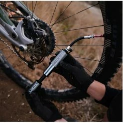 Lezyne Pompe à Main Pocket Drive HV Small 11 Lezyne Pompe à Main Pocket Drive HV Small -Magasin de pompe à vélo pocket drive hv noir 3 700x700 1